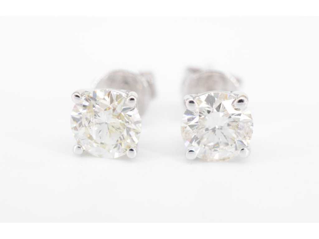 Boucles d’oreilles en or blanc avec deux diamants solitaires de 2,00 carats au total