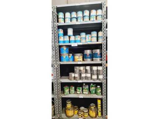 Diverse verfartikelen en verfpotten