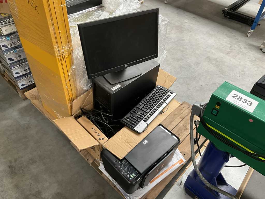 Desktop HP met monitor, printer, toetsenbord en muis