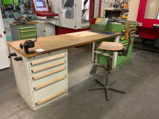 Werkbank en gereedschapskast met inhoud