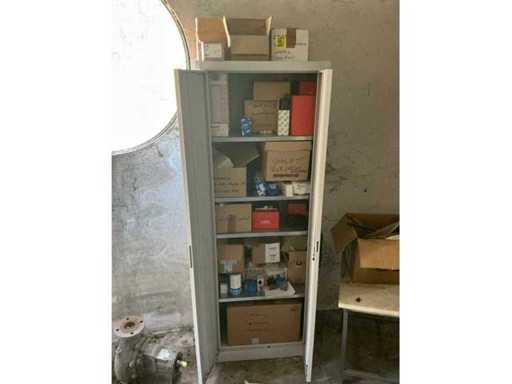 Schrank mit verschiedenen Wartungszubehör