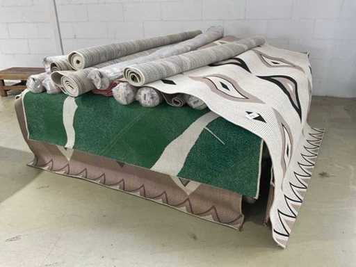 Mulțime de covoare "assortate" - 70 de piese - atât în interior, cât și în exterior