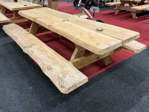 Modelul german Robust Garden Bench