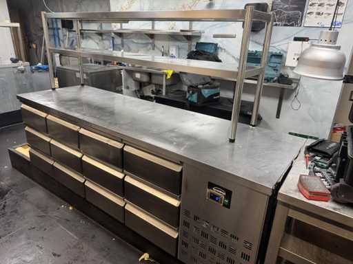 Combisteel - Bănci de lucru refrigerate cu etagere