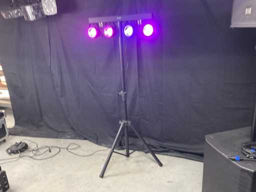 Moonlight 4 RGB COB Led-Par on tripod