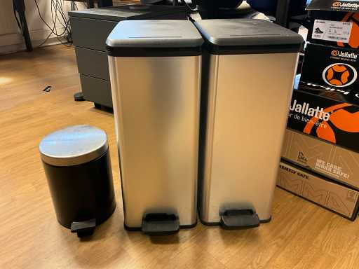 Poubelle en acier inoxydable CURVER (2x)