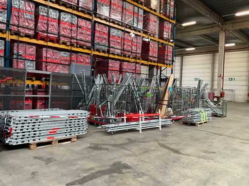 Un grand lot de différentes pièces pour de grands échafaudages extérieurs