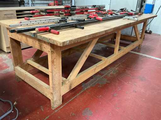 Robust wooden workbench 