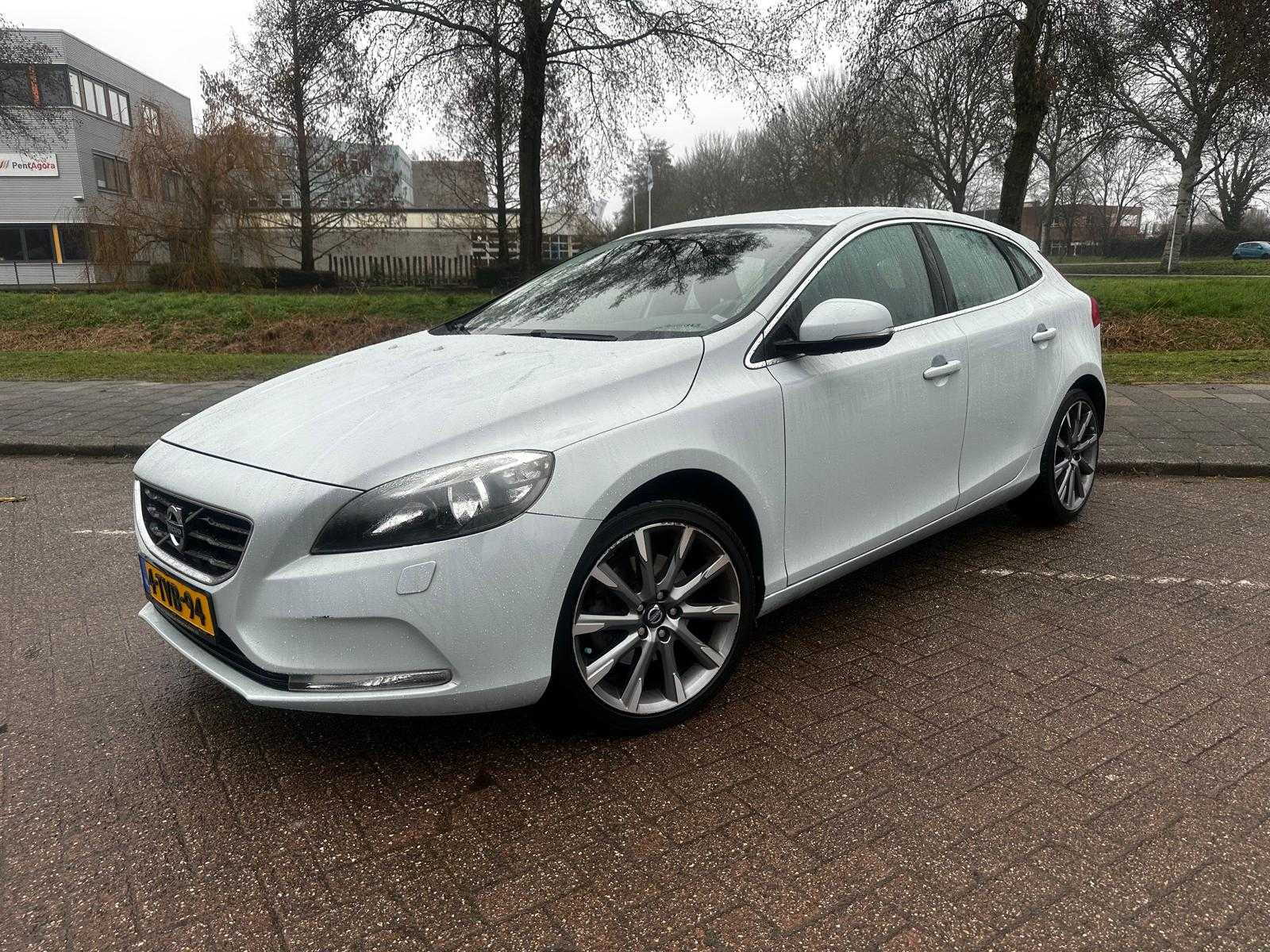 Volvo V40 1.6 T3 Summum; 4-TVB-94