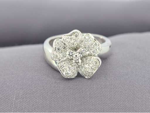 Leo Pizzo - White gold ring with diamonds in flower shape