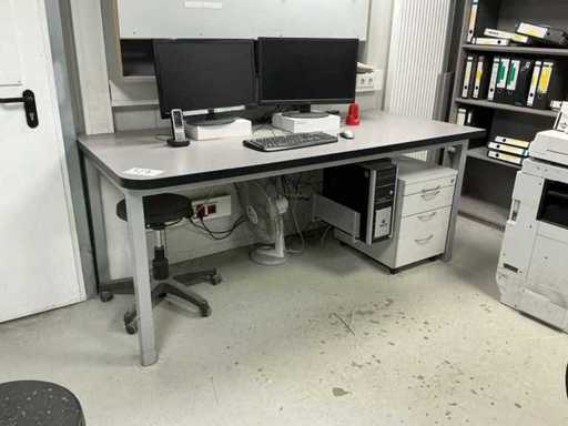 Bureau avec piédestal mobile