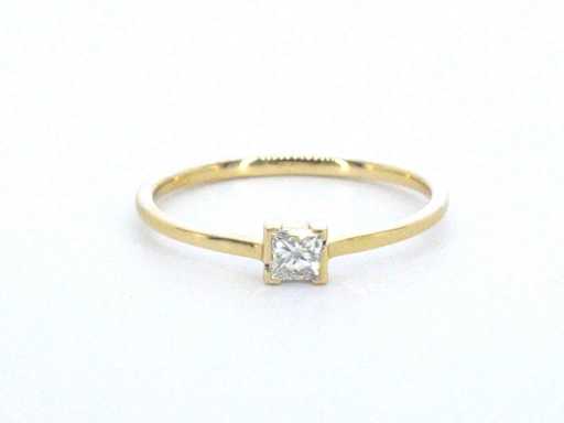 Bague solitaire en or avec un diamant naturel taille princesse