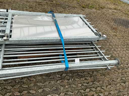 Partij gegalvaniseerde hekwerk onderdelen