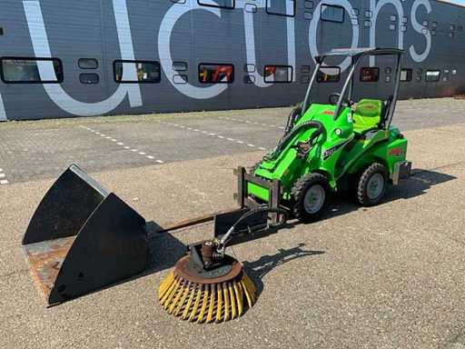 2019 Avant 423 Mini Wheel Loader with Attachments