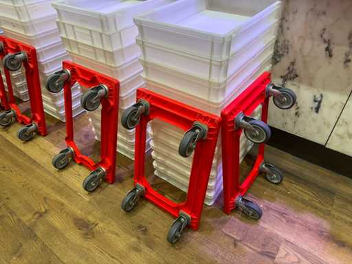 2 trolleys met 22 bakken