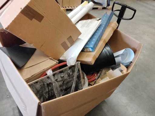 Vollpalette mit verschiedenen Hygieneartikeln