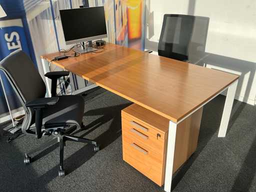 Ergonomic Office Chair (2x) + desk