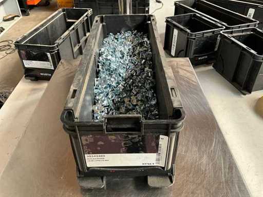 Würth 5,92 kg Mutter M6 in stapelbaren Behälter einsetzen
