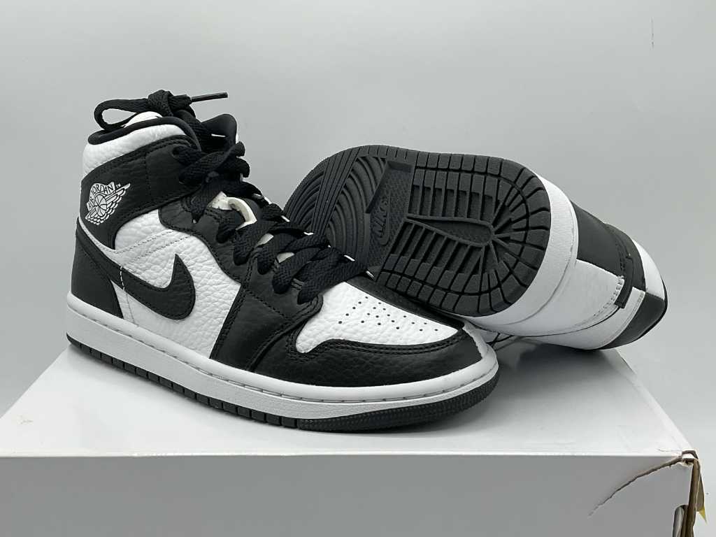 Air jordan 1 on sale retro mid tuxedo