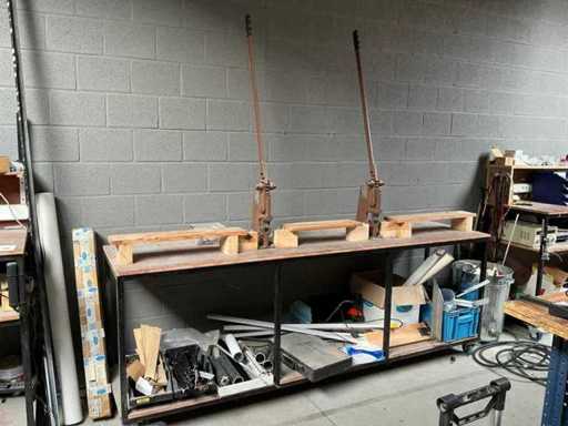 Mobiele werktafel met inhoud