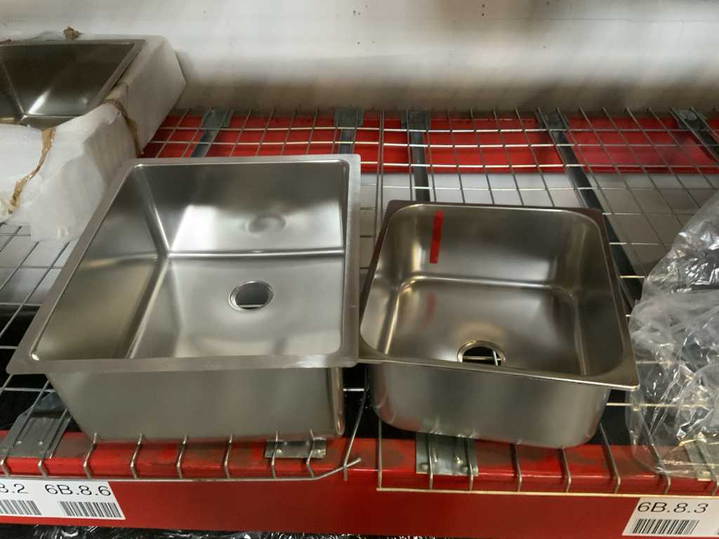 Stainless steel sink (2x)