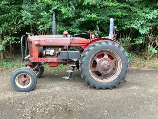 1950 International B-450 Diesel Oldtimer tractor