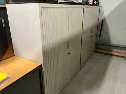 Filing cabinet (2x)