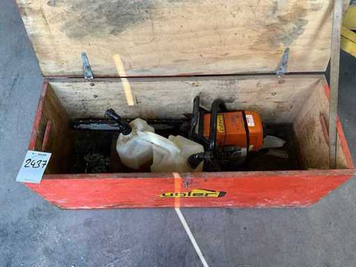 Drujba Stihl în cutia de transport