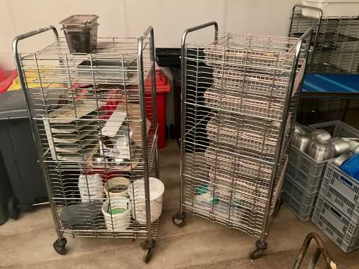 3 chariots mobiles de transport métallique