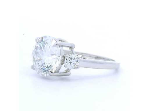 18 Karaat witgouden ring met 4,70 crt. diamant