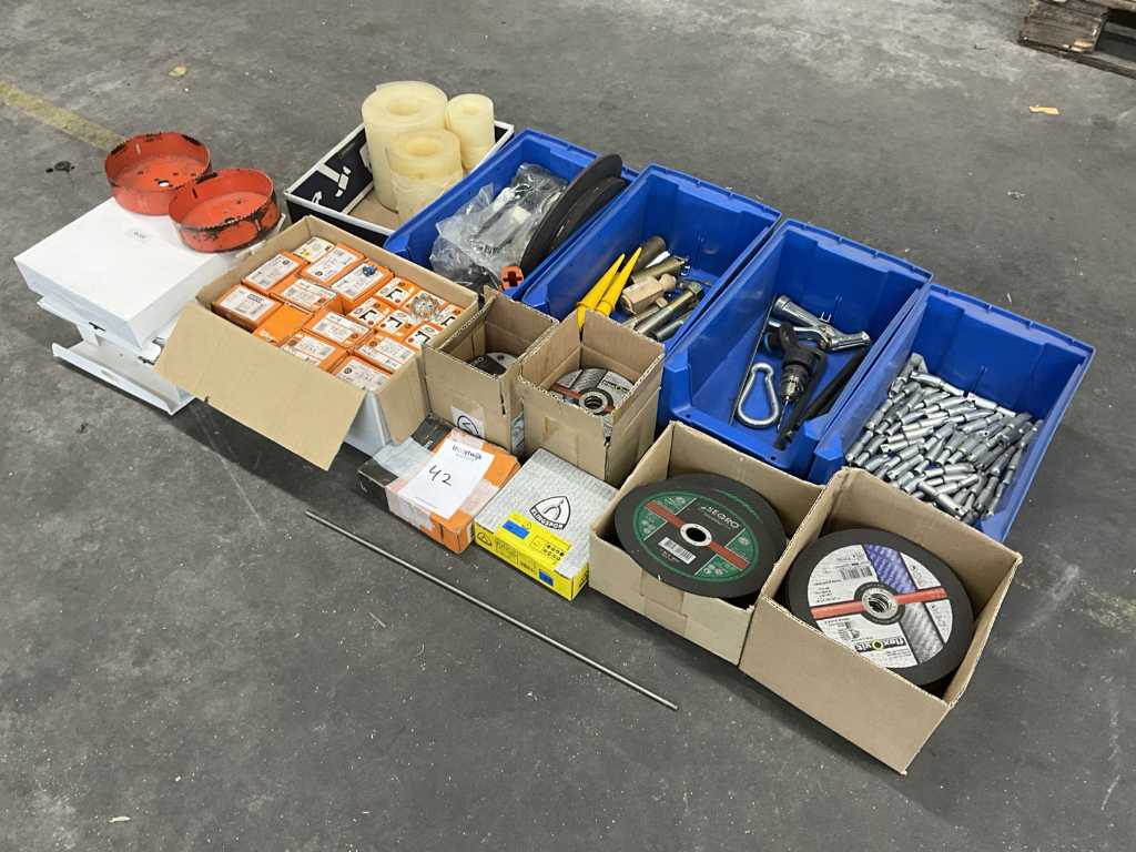 Batch of tools, accessories and fasteners