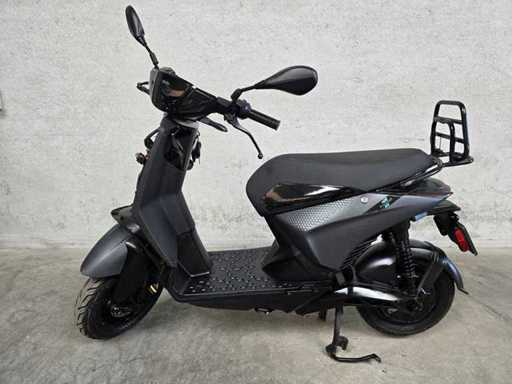 Piaggio - skuter na skuterze - One - Elektryczny 45km model fkf37v