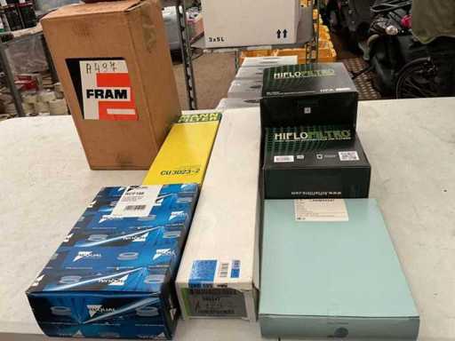 Lotti vari, inclusi filtri dell'olio, filtri del condizionatore, ecc.