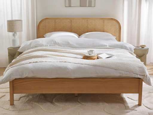 Lit 160x200 en bois avec tête de lit en cannage Jones - Westwing Collection