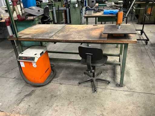 Table de travail avec bras d’extraction