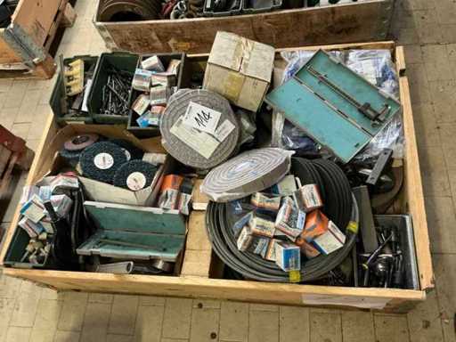 Stock d’accessoires, de pièces détachées et de stocks d’entrepôt