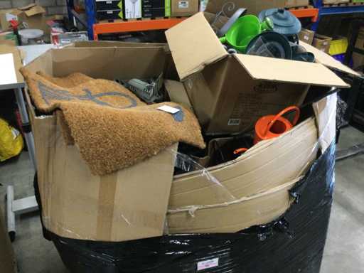 Palet plin de articole de gr?din? de uz casnic