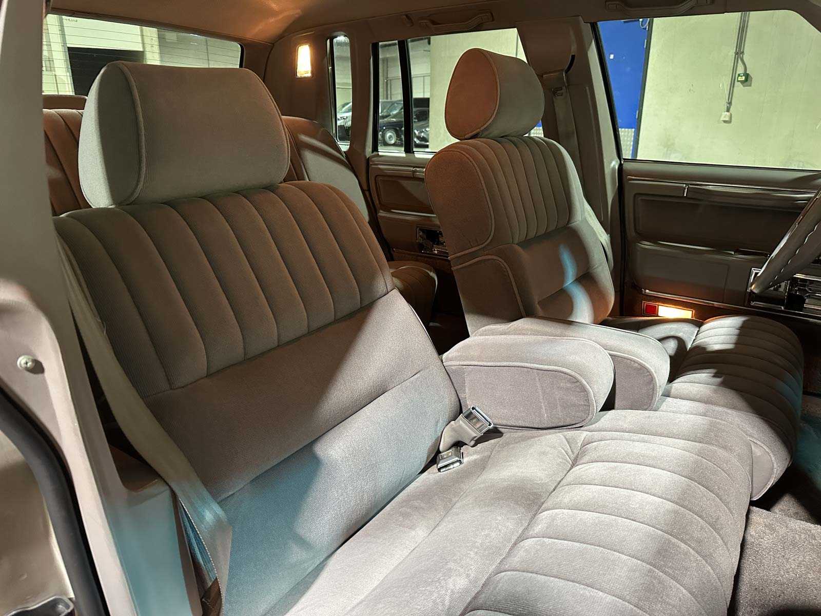 Lincoln Town Car 4.9 V8 Signature SD 160pk 1989, K-946-BX