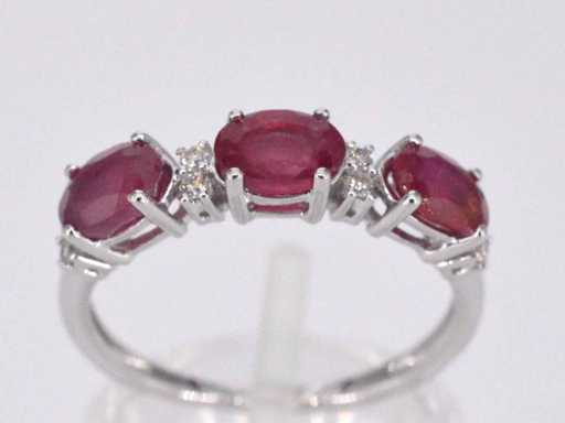 Weißgoldring mit Diamanten und Rubin