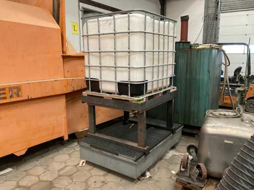 Container with collection container