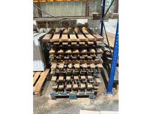 Wooden grating for pallet racks