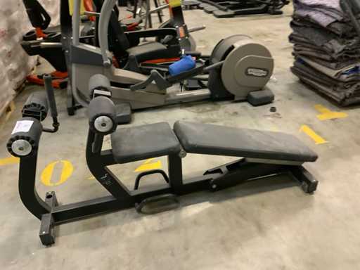 Technogym Pure Abdominal Crunch Bench Multi-sală
