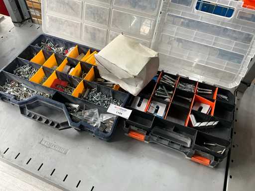 Screws and nails (2x)