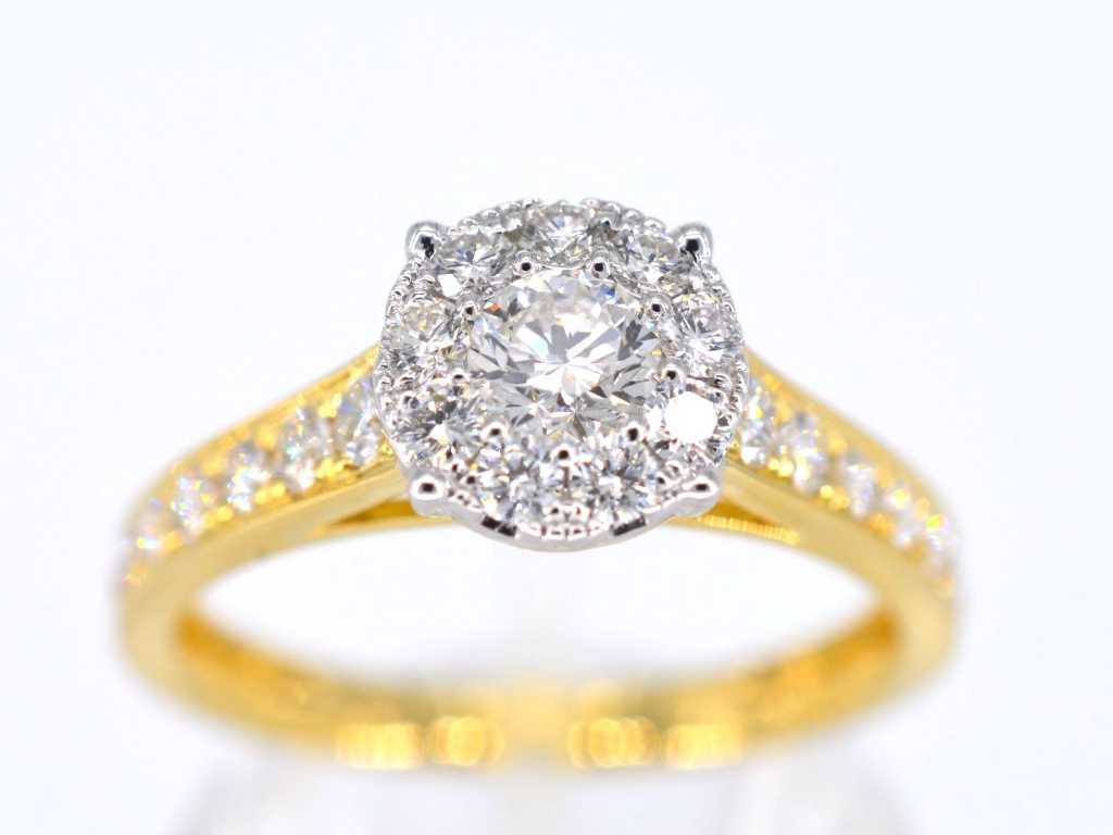 Gold entourage ring with brilliant-cut diamonds of 1.00 carat.