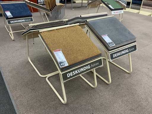 Ladenregal mit Teppichmustern (17x)