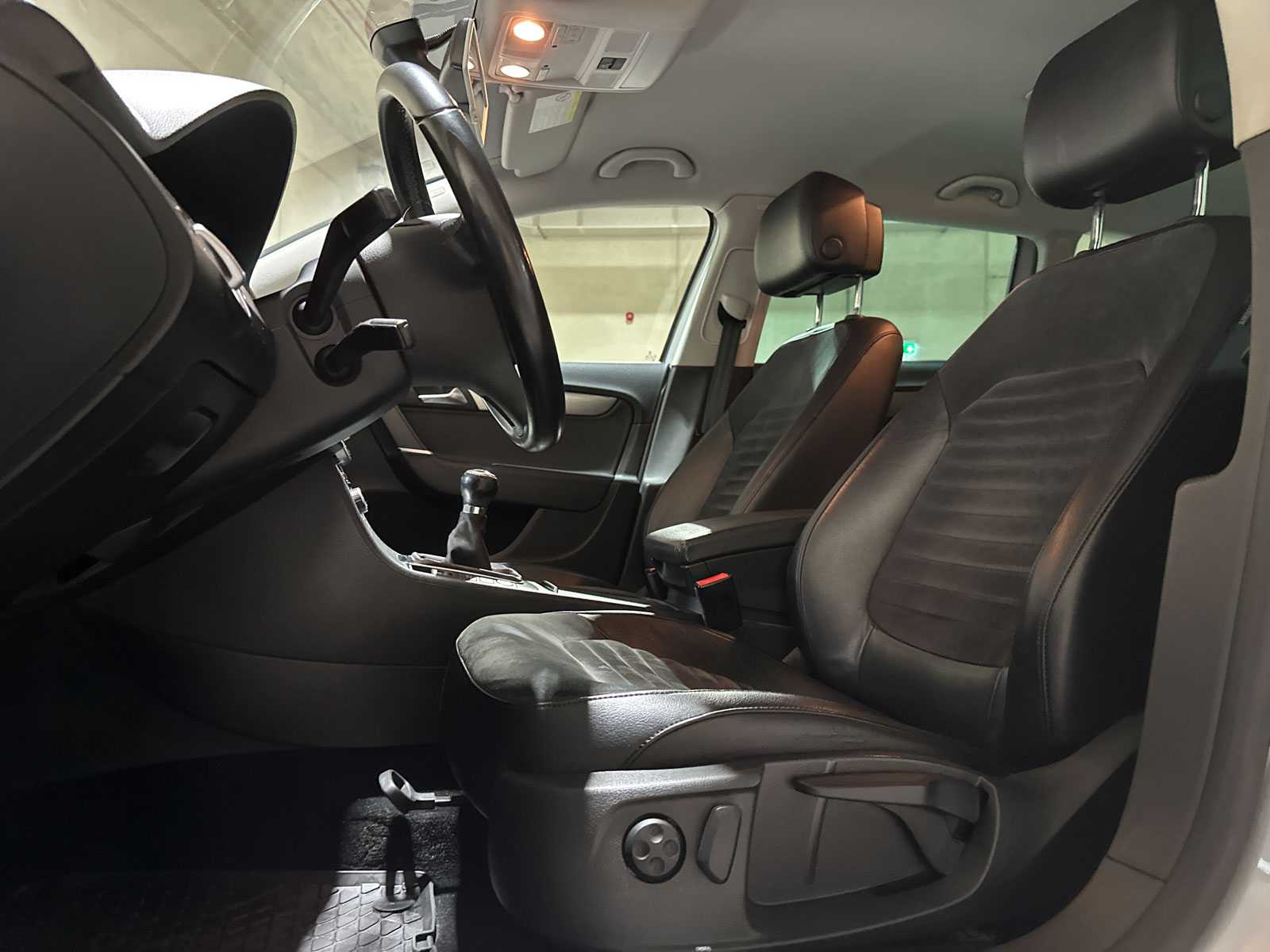 Volkswagen Passat Variant 1.8 TSI Highline 160pk 2011 (Origineel-NL), 71-RPV-9