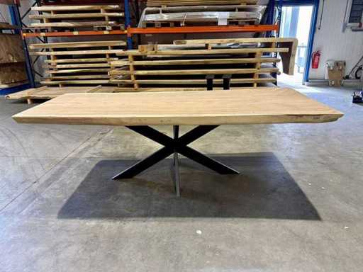 Masa trunchiului de copac Suar 240 cm.