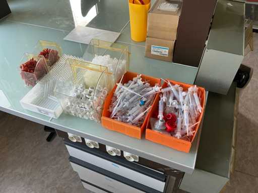 Pipettes, caps and vials