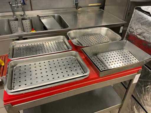Fournée de plateaux à viande en acier inoxydable avec grilles de jus de viande