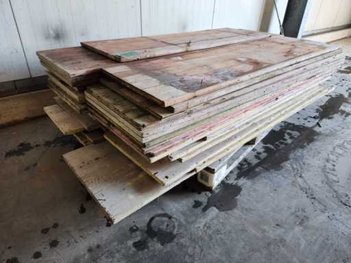 Mixed pallet of used formwork panels - various sizes - multiplex / formlining panels - construction and concrete